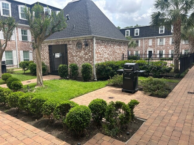 Building Photo - 359 N Post Oak Ln