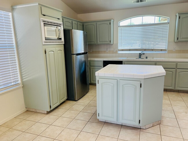 Kitchen - 614 E Cinnamon Dr