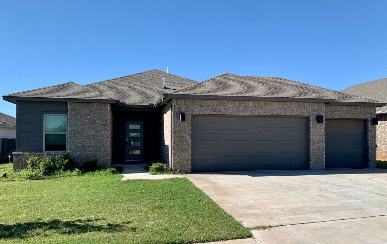 Primary Photo - Very Nice 4 Bedroom 2 Bath Home in Yukon S...