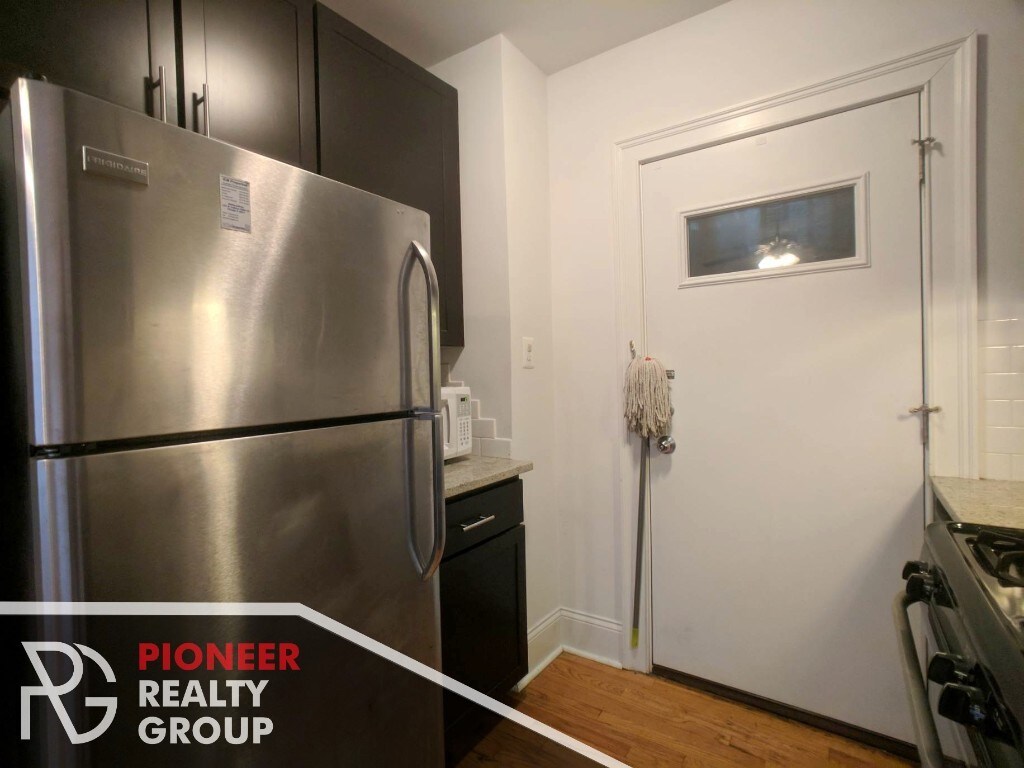 520 W Cornelia Ave, Chicago, IL 60657 Apartments at 520 W Cornelia