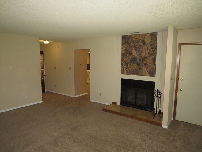 Foto del edificio - Unique 3-Bedroom Townhouse in Rockrimmon!