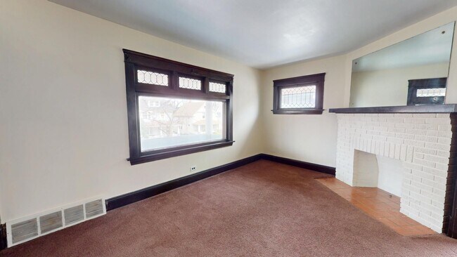 Foto del edificio - 2 bedroom/1 bath (upper unit)- 1ST MONTH FREE IF LEASE SIGNED BY 10/15