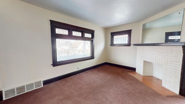 Building Photo - 2 bedroom/1 bath (upper unit)- 1ST MONTH FREE IF LEASE SIGNED BY 10/15