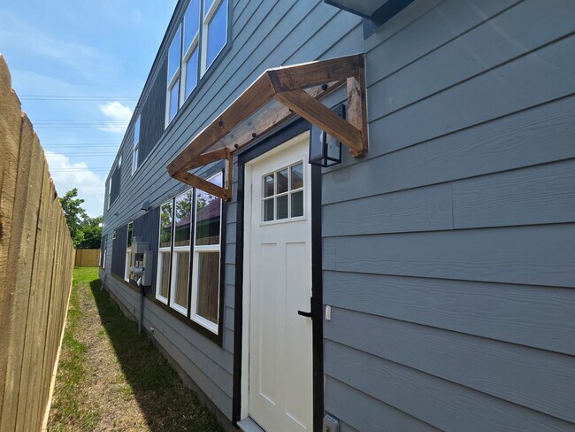 Foto del edificio - 4702 Baton Rouge St