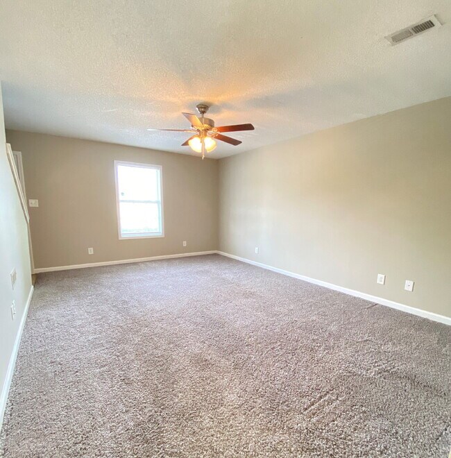 Foto del edificio - 541B PATRIOT PARK CT, CLARKSVILLE, TN 37042