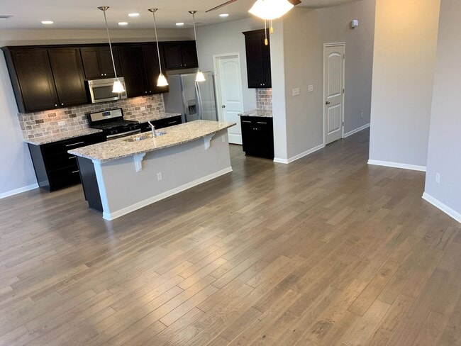 Building Photo - Beautiful 4 bedroom, 2.5 bathroom home in ...