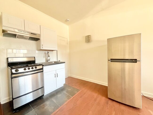 Building Photo - 652 S Dunsmuir Ave