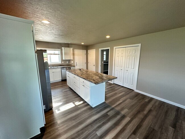 Building Photo - Modern 3 bed 2 bath House