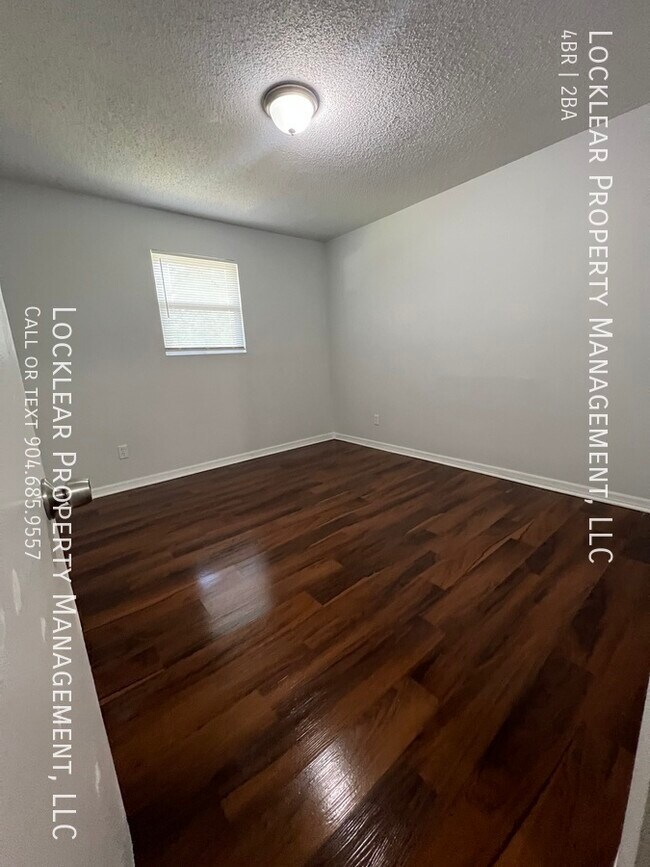 Foto del edificio - Spacious 4 bedroom home.
