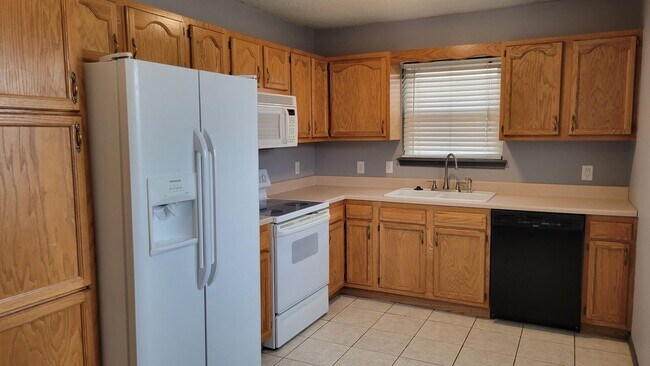 Building Photo - Beautiful Home! Available Spring 2026!