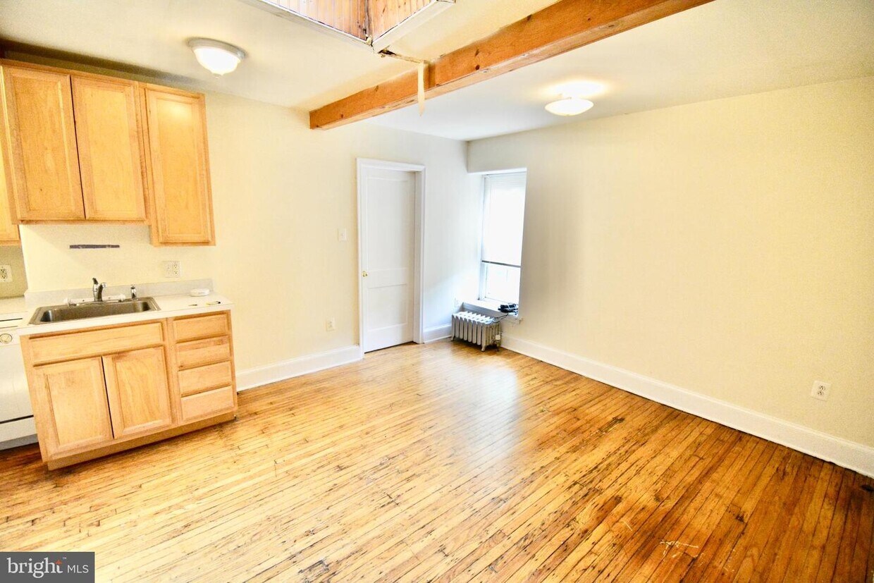 Primary Photo - 243 W Rittenhouse St