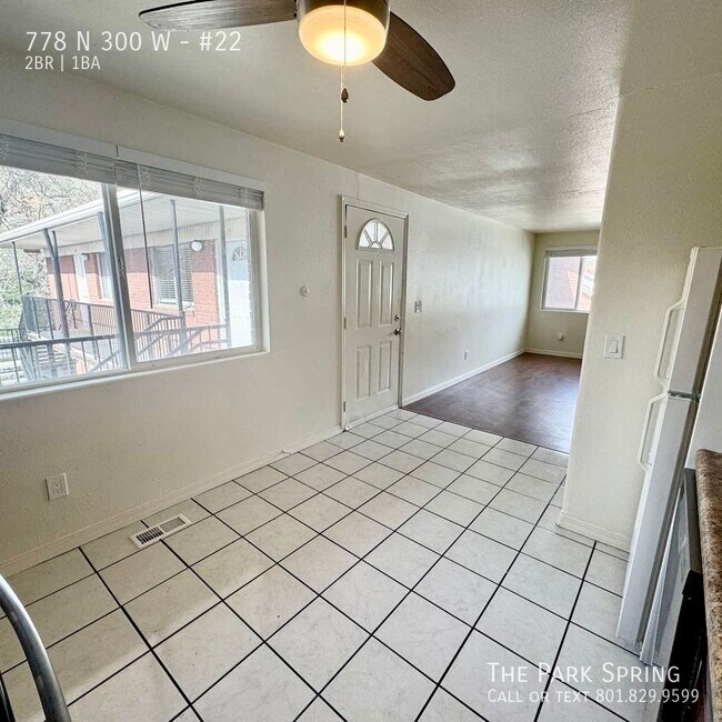 Foto del edificio - Large Top Floor 2 BR Apt Across From Park