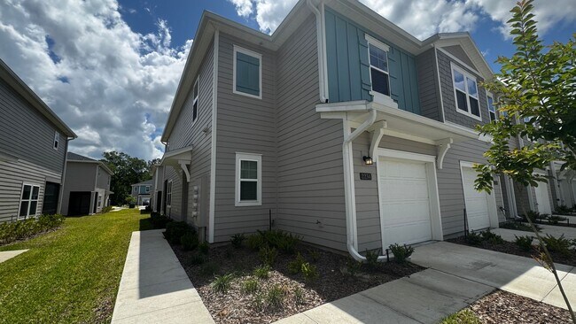 Foto del edificio - Charming 3BR Townhome with Screened-In Patio
