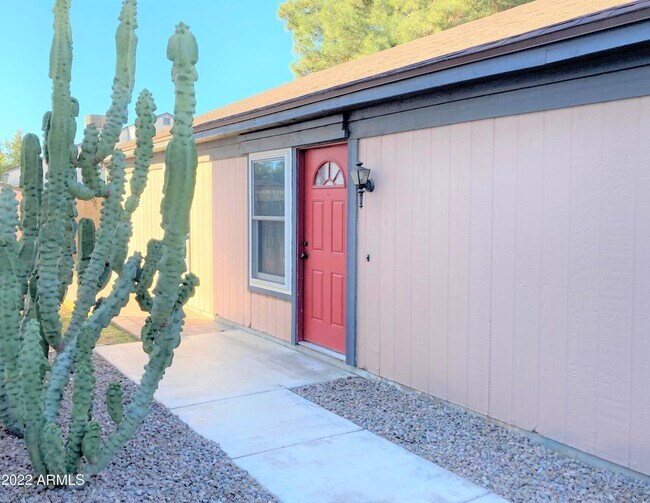 Building Photo - 823 E Calle Del Norte