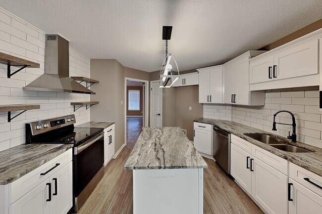 Foto del edificio - 8070 Ellis Rd