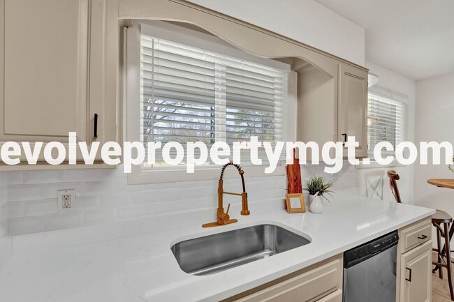 Building Photo - NEWLY RENOVATED HOME!