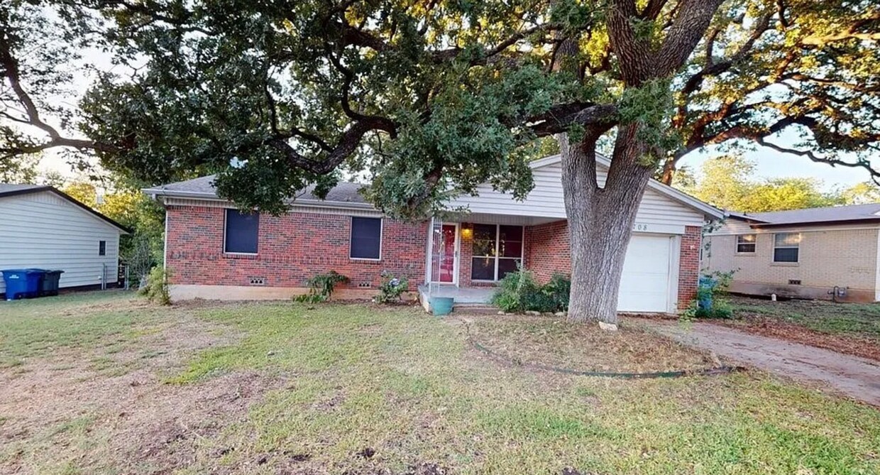 Foto principal - Charming 3-Bedroom Home Under the Oaks! - ...