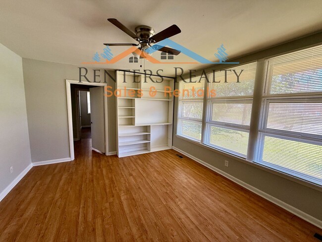 Building Photo - 3 bedroom house with Fenced Yard