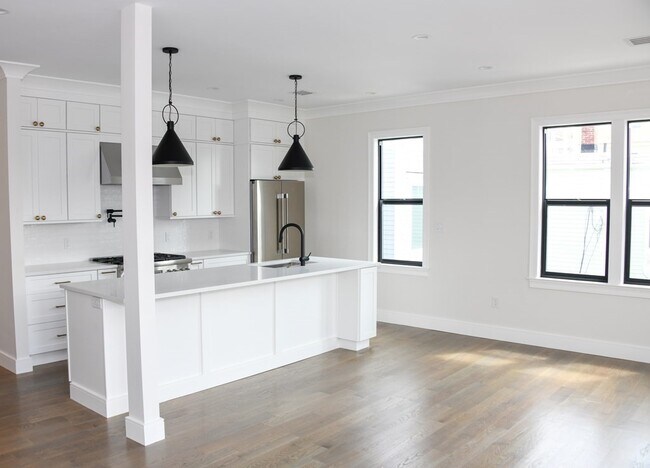 Foto del edificio - 744 E 8th St