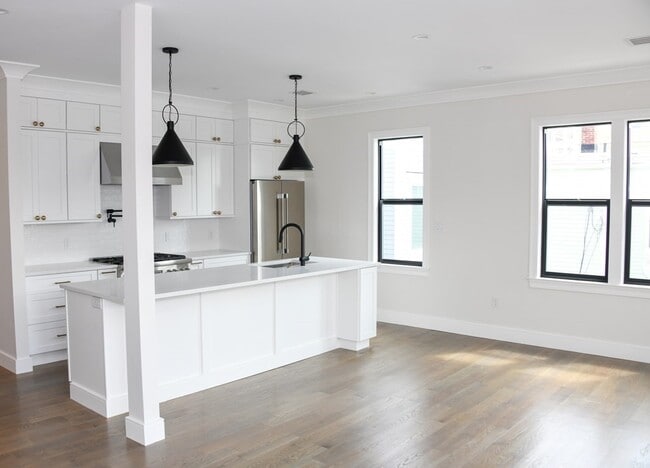 Building Photo - 744 E 8th St