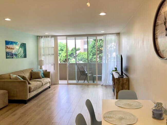 Living room - 2510 Torrey Pines Rd