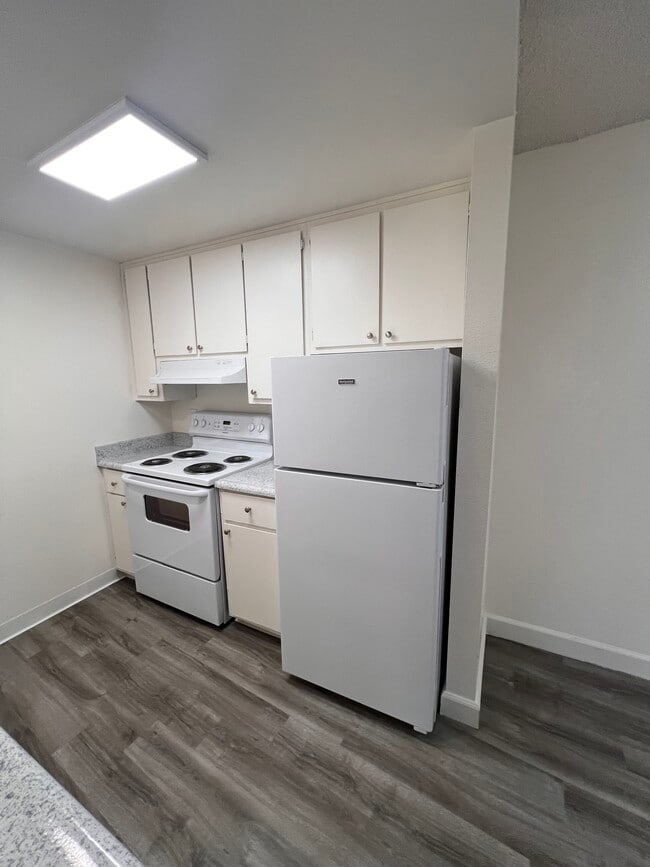 1x1 Upstsairs - Pacific Oaks Apartments