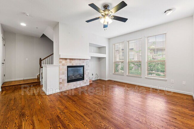 Foto del edificio - 851 Elmhurst Dr