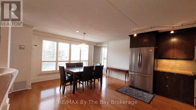 Photo du bâtiment - 172-172 8th St
