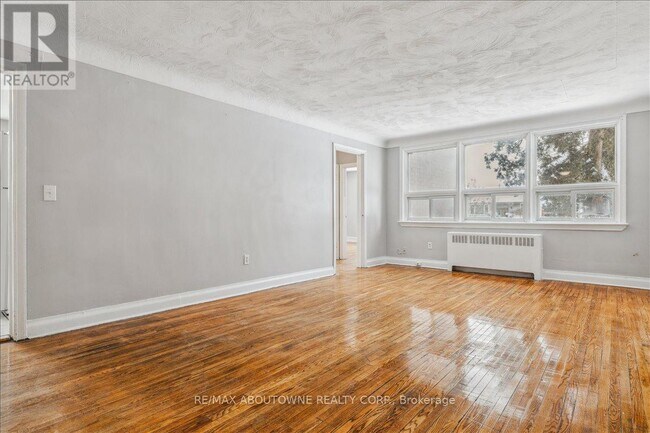 Photo du bâtiment - 1023 Churchill Ave