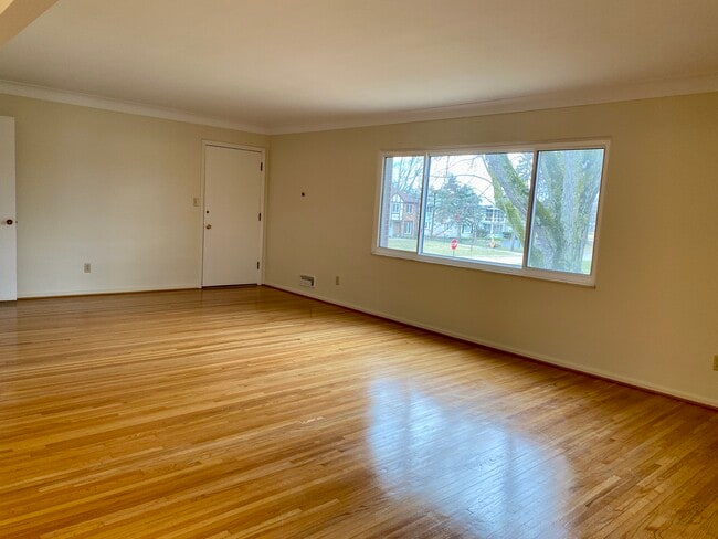 Living room - 2128 Collinway St