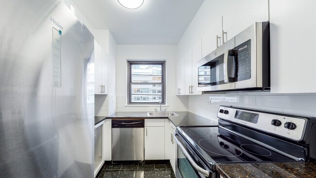 Building Photo - 219 E 69th St