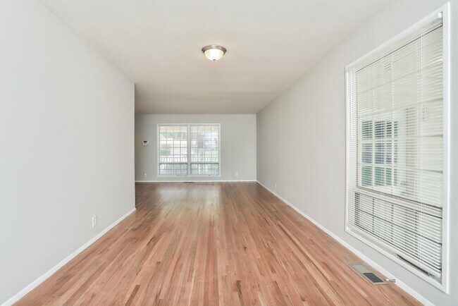 Building Photo - 2315 Birchview Dr