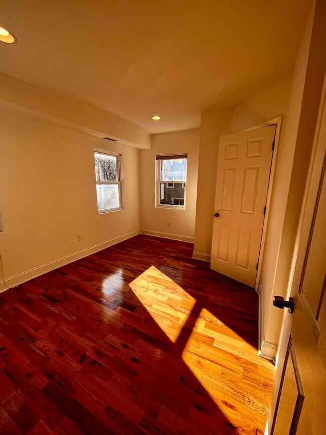 Building Photo - Beautiful newly renovated 2-bedroom 2 bath In Northern Liberties
