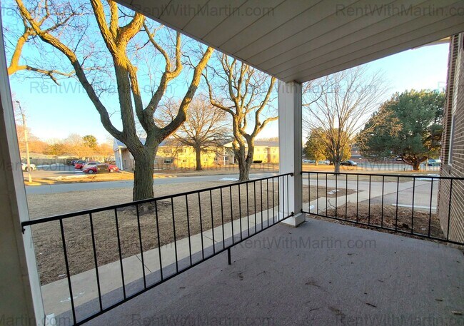 Building Photo - 780 Russell Rd