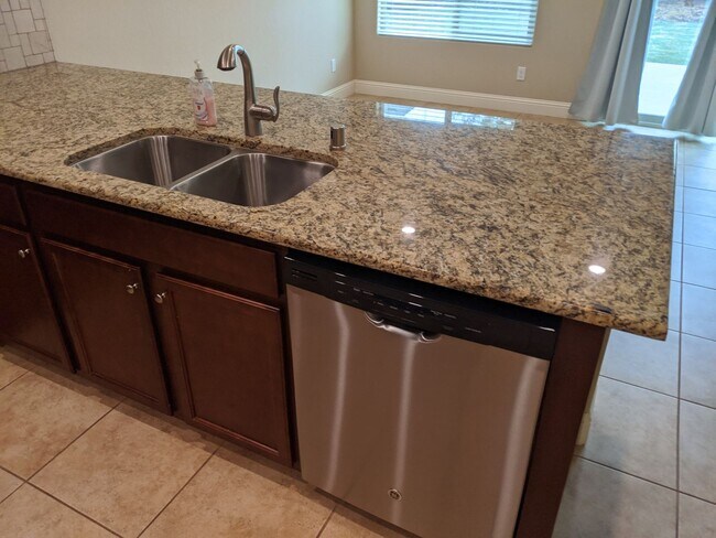 Foto del edificio - Newer construction home with open floor plan and nice upgrades. Clovis unified schools.