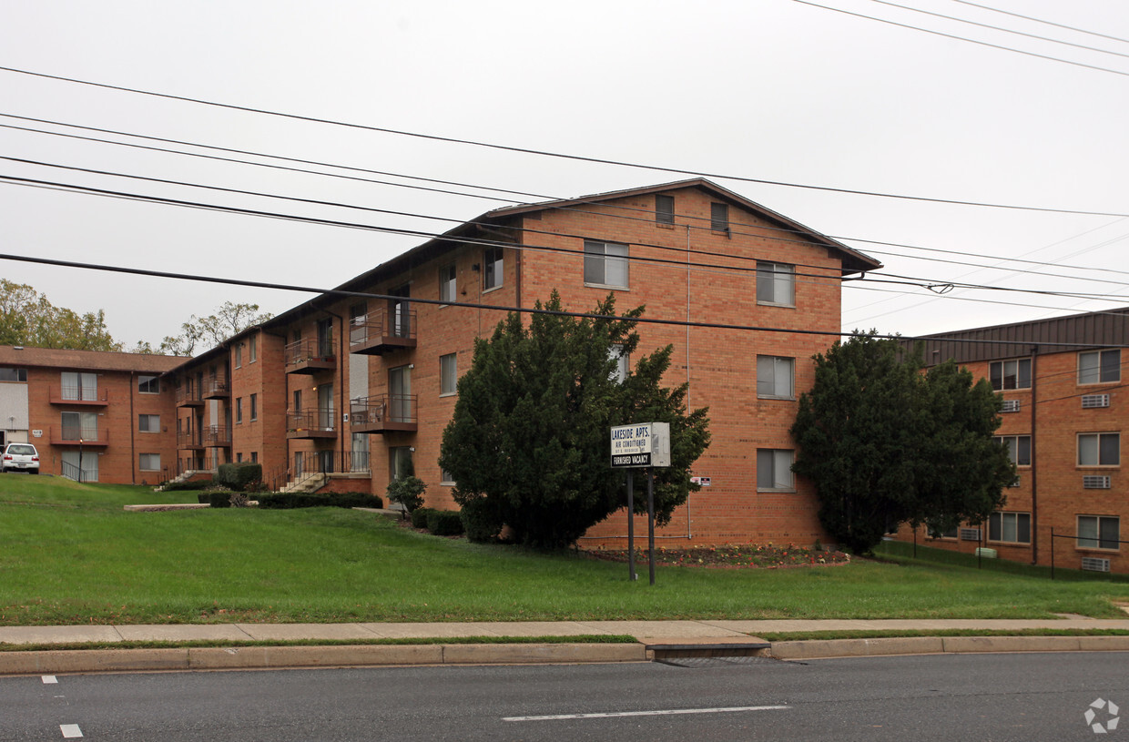 Primary Photo - Lakeside Apartments