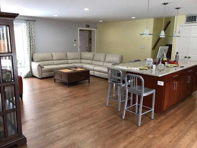 Building Photo - 322 Beverly Dr