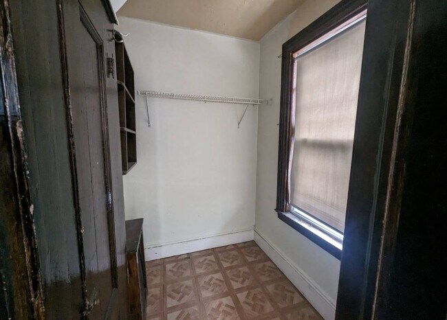 Foto del edificio - 636 Van Nest Ave