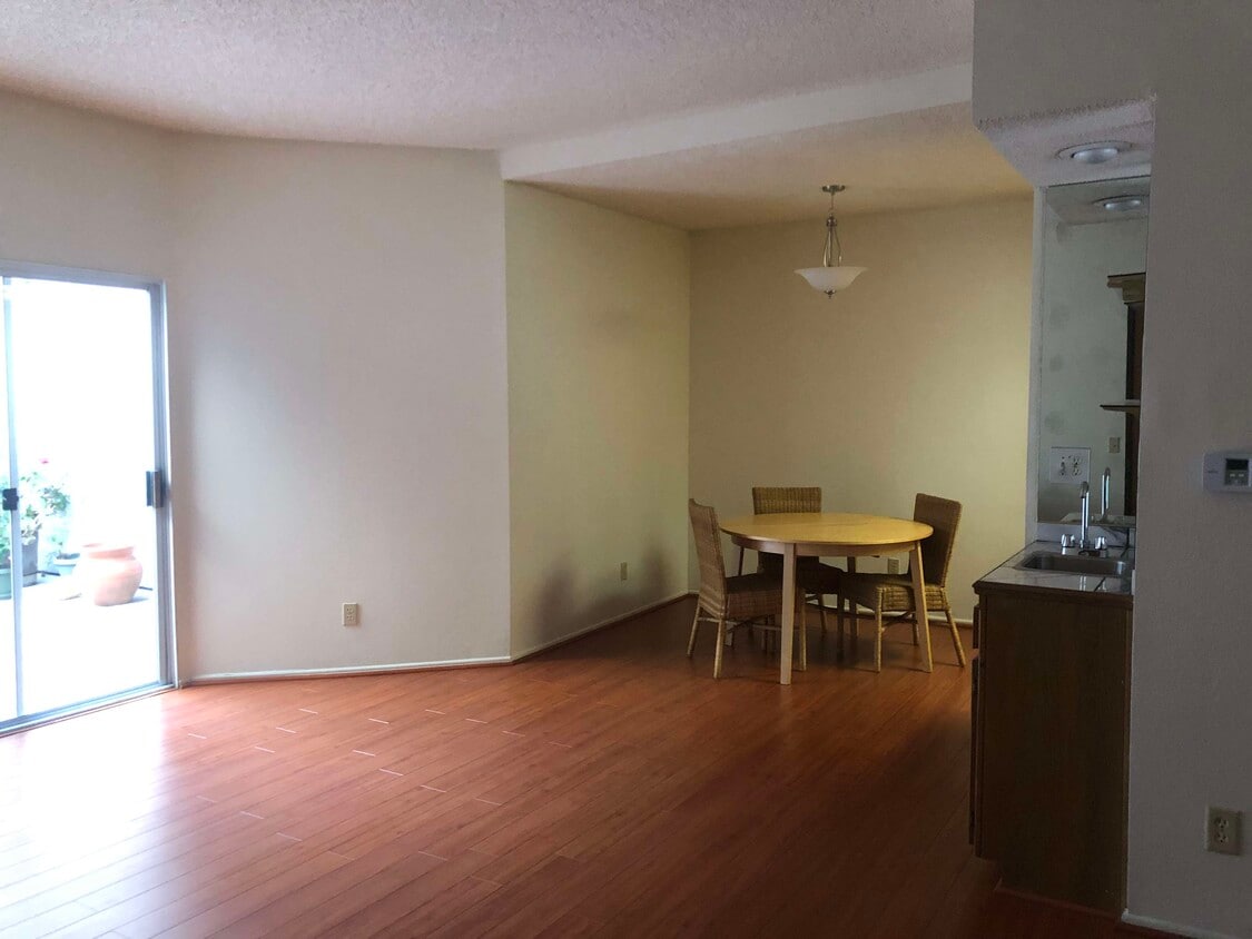 Building Photo - 1540 Centinela Ave