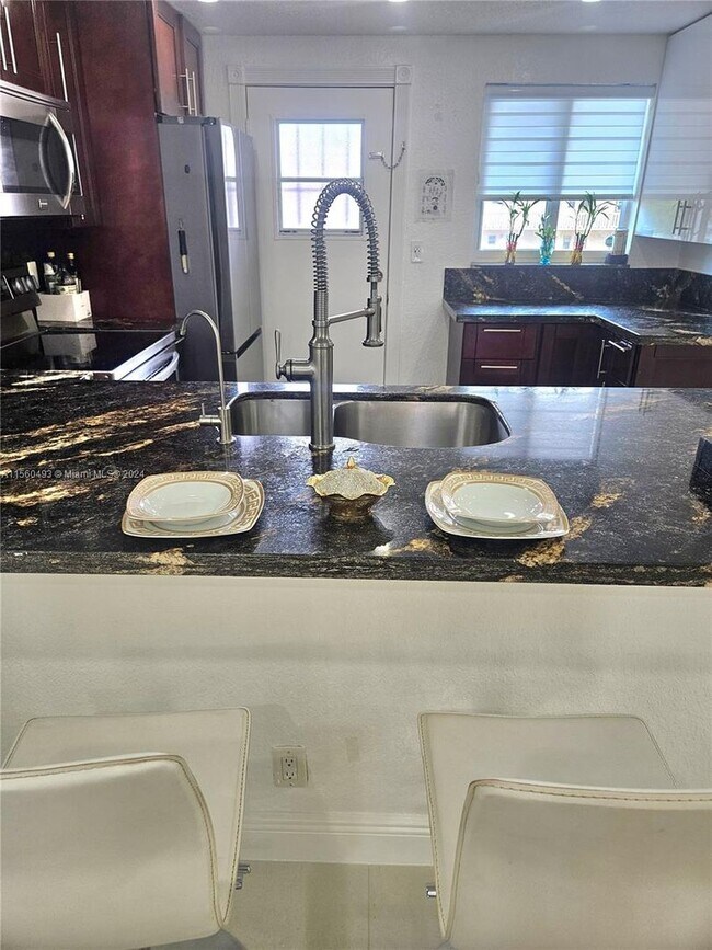 Foto del edificio - 301 NE 14th Avenue 207, Hallandale Beach, ...