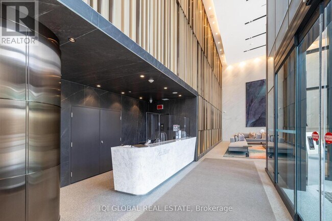 Photo du bâtiment - 585-585 Bloor St E