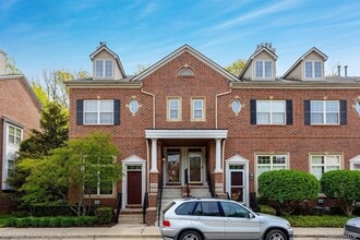Building Photo - 16944 Farmington Rd