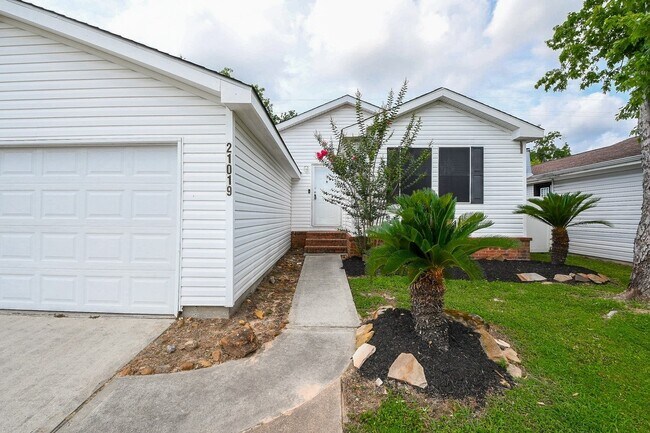 Foto del edificio - 21019 Sweet Blossom Ln