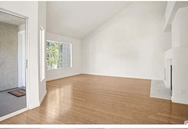 Foto del edificio - 4240 Lost Hills Rd
