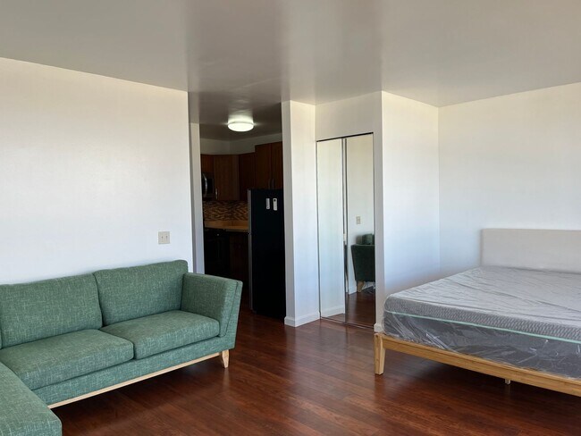 Building Photo - Makikilani Plaza Studio w/ 1 parking stall.  Avail 6/30/26