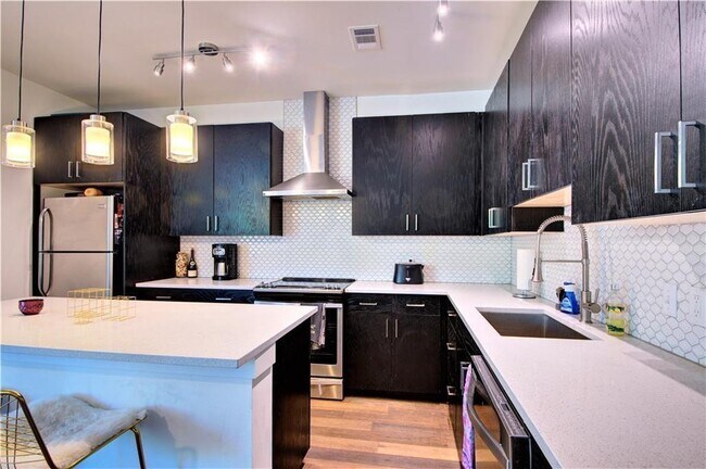 Building Photo - 1615 E 7th St