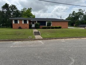 Building Photo - 3011 Brentwood Dr