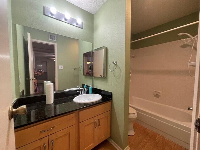 Building Photo - 7118 N Holiday Dr
