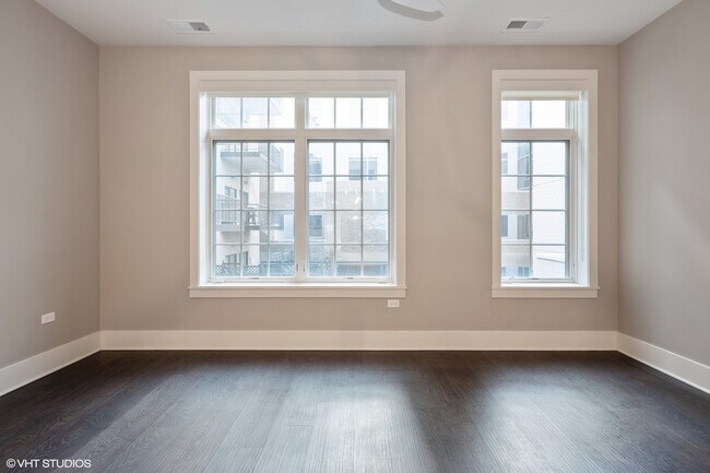 Building Photo - 2050 N Clark St