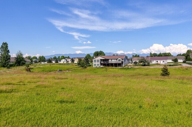 Foto del edificio - Spacious Furnished Home with Mountain Views and Room to Enjoy